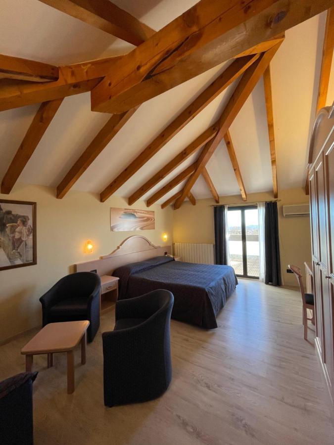 Lo Scoiattolo Hotel Massino Visconti