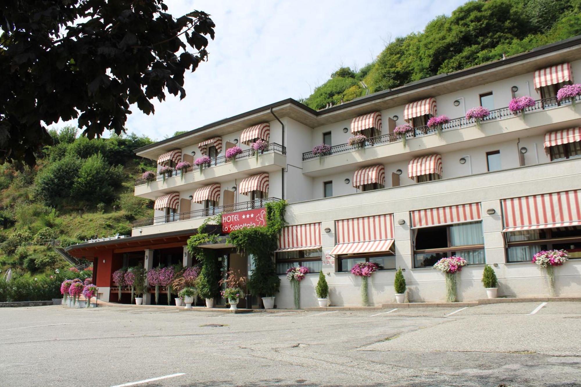 Lo Scoiattolo Hotel Massino Visconti
